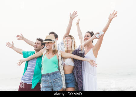 Groupe d'amis ayant une partie Banque D'Images