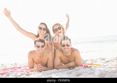 Happy friends lying on the beach Banque D'Images