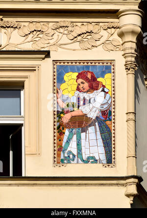 Prague, République tchèque. Penzion Ruská (Paris) L'Art Nouveau (architecte : Jan Vejrych : 1904) Mosaïques sur façade par Jan Kohler Banque D'Images