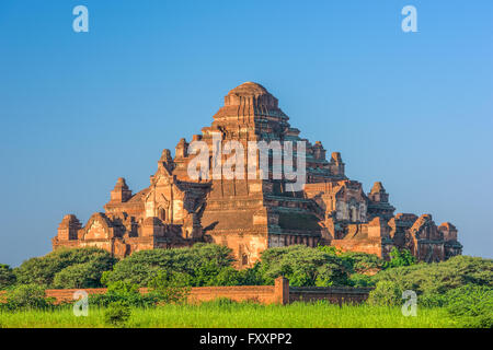 Bagan, Myanmar temples dans le parc archéologique. Banque D'Images