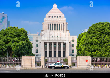 TOKYO, JAPON - 31 juillet 2015 : un policier crusier ci-dessous la Diète nationale du Japon. Banque D'Images