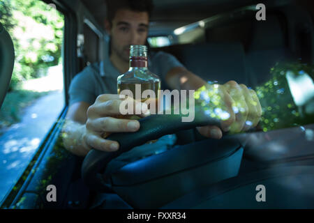L'homme ivre bouteille boire de l'alcool Banque D'Images