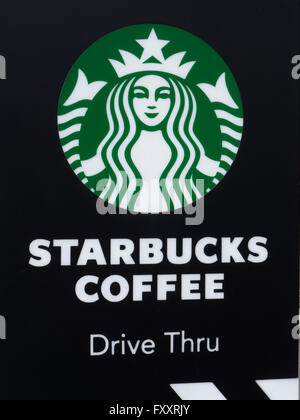 Café Starbucks Drive Thru Banque D'Images