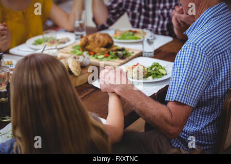 Family en priant Banque D'Images