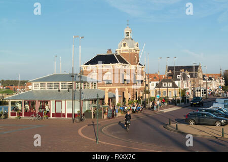 Scène de rue avec l'ancien palais de justice dans la vieille ville historique d'Harlingen, Frise, Pays-Bas Banque D'Images