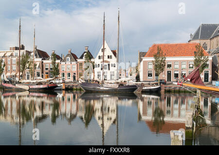 Vieilles maisons sur le quai du port avec bateaux canal Zuiderhaven à Harlingen, Frise, Pays-Bas Banque D'Images