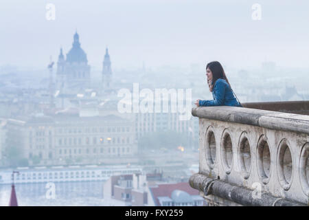 Lever du soleil et une vue panoramique de Halaszbastya, Budapest, Hongrie. Banque D'Images