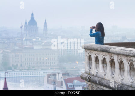 Lever du soleil et une vue panoramique de Halaszbastya, Budapest, Hongrie. Banque D'Images