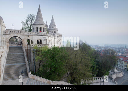 Lever du soleil et une vue panoramique de Halaszbastya, Budapest, Hongrie. Banque D'Images