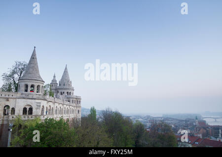 Lever du soleil et une vue panoramique de Halaszbastya, Budapest, Hongrie. Banque D'Images