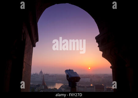 Lever du soleil et une vue panoramique de Halaszbastya, Budapest, Hongrie. Banque D'Images