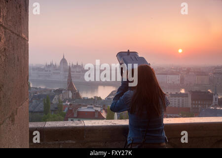 Lever du soleil et une vue panoramique de Halaszbastya, Budapest, Hongrie. Banque D'Images