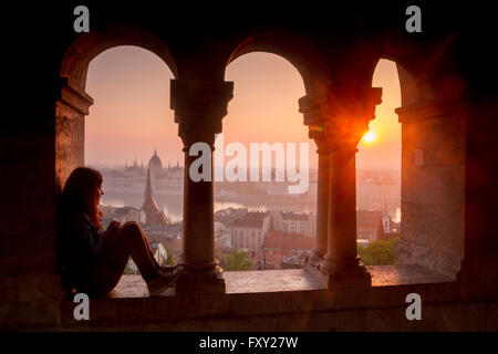 Lever du soleil et une vue panoramique de Halaszbastya, Budapest, Hongrie. Banque D'Images