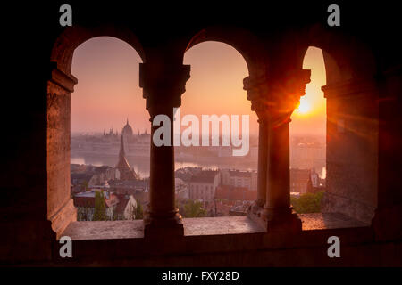 Lever du soleil et une vue panoramique de Halaszbastya, Budapest, Hongrie. Banque D'Images