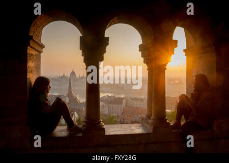 Lever du soleil et une vue panoramique de Halaszbastya, Budapest, Hongrie. Banque D'Images