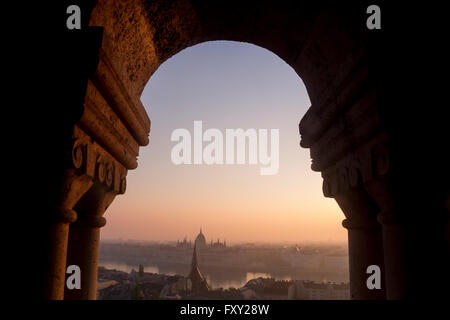 Lever du soleil et une vue panoramique de Halaszbastya, Budapest, Hongrie. Banque D'Images