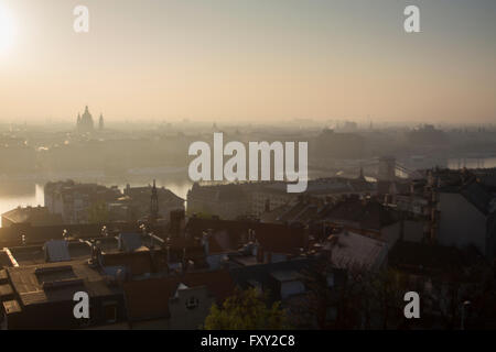 Lever du soleil et une vue panoramique de Halaszbastya, Budapest, Hongrie. Banque D'Images