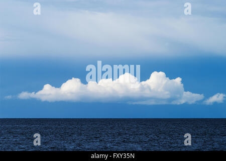 Seascape avec cumulus blanc sur la mer Baltique. La Baie de Gdansk, occidentale, dans le nord de la Pologne. Banque D'Images