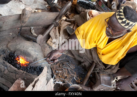 Smith traditionnelles africaines travaillant à furnace Banque D'Images