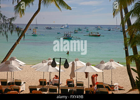 Des chaises longues et de palmiers sur WHITE BEACH BORACAY PHILIPPINES 28 Avril 2015 Banque D'Images