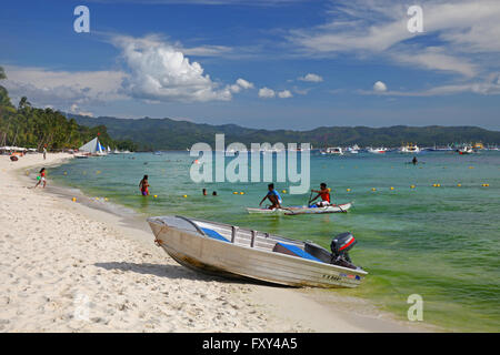 Petit Bateau et canoë sur WHITE BEACH BORACAY PHILIPPINES 28 Avril 2015 Banque D'Images