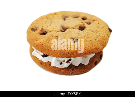 Chocolate Chip Cookie sandwich rempli d'un centre crémeux Banque D'Images