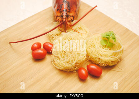 Des cheveux d'Ange ingrédients nids avec des tomates et du homard Banque D'Images