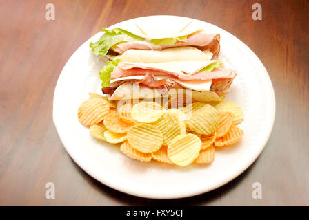 Deux couches de viande servi avec des chips de légumes Banque D'Images