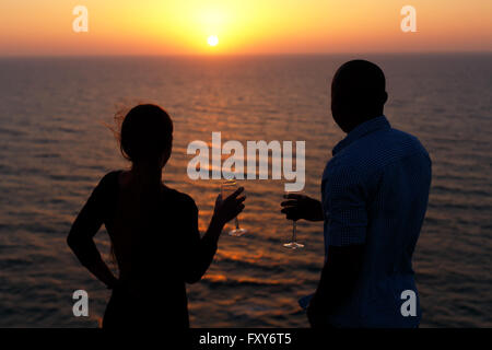 Couple D Amoureux Pres De La Mer Mariage Les Nouveaux Maries Photo Stock Alamy