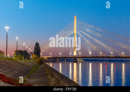 Pont à haubans et Daugava, Riga, Lettonie Banque D'Images