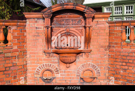 Restes d'une brique en terre cuite fontaine d'eau potable, au parc Burslem Stoke On Trent érigée en 1894. Présenté par le conseiller Bowde Banque D'Images