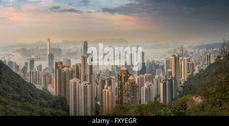 Vue sur Hong Kong depuis le Victoria Peak, l'horizon du centre est en dessous de la crête au crépuscule, le Pic Victoria, Hong Kong, Chine Banque D'Images