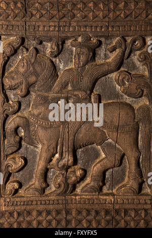 Sri Lanka, Kandy, Embekke Devale digge, pavillon, homme à cheval en bois sculpté sur pilier Banque D'Images