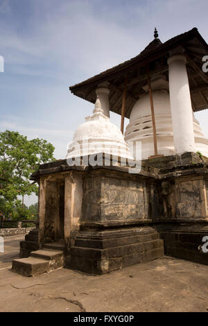 Sri Lanka, Kandy, Gadladeniya Pilimathalawa, Temple, dagoba, stupa peint en blanc Banque D'Images