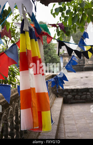 Sri Lanka, Kandy, Pilimathalawa, Gadladeniya, Temple bouddhiste coloré des drapeaux de prière Banque D'Images