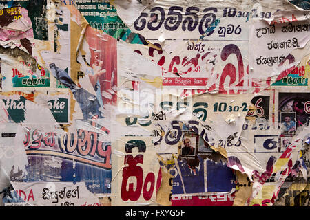 Sri Lanka, Kandy, Sri Lanka Street, ephemera, affiches déchirées Banque D'Images