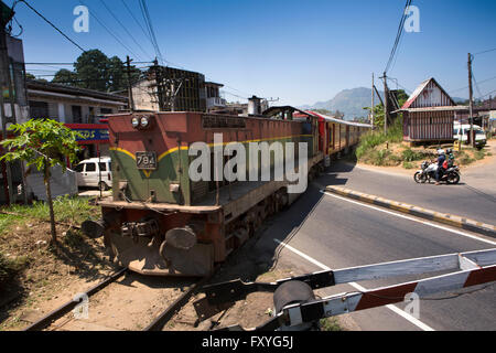 Sri Lanka, Kandy, train passant sur le passage à niveau Banque D'Images