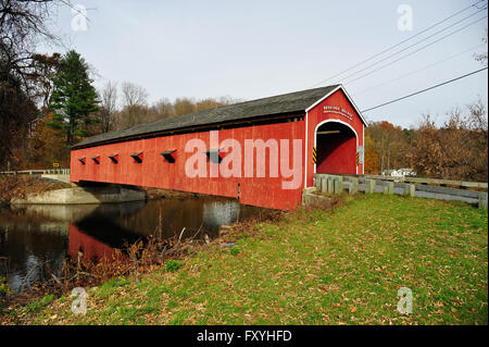 Vieux pont en bois Red Pont couvert sur la rivière Hoosic, Buskirk, New York State, USA Banque D'Images