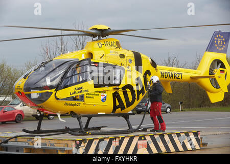 Hélicoptère de sauvetage ADAC Eurocopter EC 135, ravitaillement air rescue, urgence, Allemagne Banque D'Images