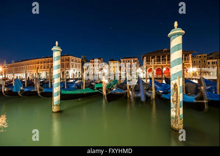 Gondolas docked at the Grand Canal Dock par nuit, Venise, Vénétie, Italie Banque D'Images