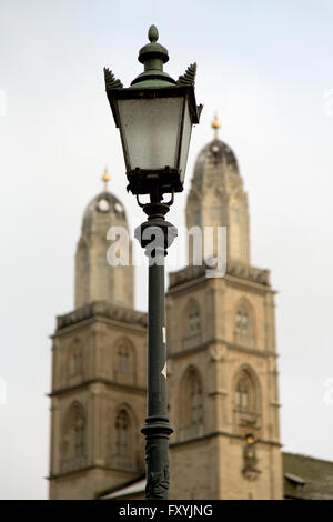 Les tours jumelles du Grussmunster église de Zurich en Suisse Banque D'Images