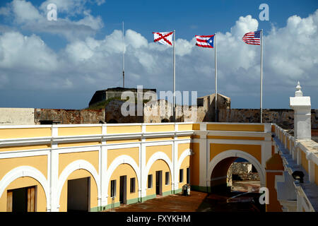 Drapeaux flottants sur la plaza principale, San Felipe del Morro Castle, Site Historique National de San Juan, San Juan, Puerto Rico Banque D'Images