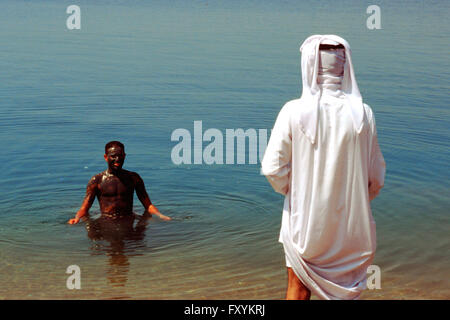 Les personnes couvertes de boue et la baignade à la mer Morte, Jordanie Banque D'Images