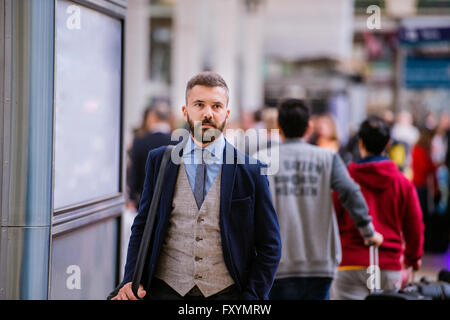 Homme d'Hipster en bleu le pas à la marche staition Banque D'Images