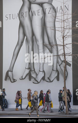 L'arrêt de l'œil au-dessus de la tour annonces de mode les piétons le long de la 5e Avenue à Manhattan, New York. Banque D'Images