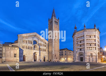 Cathédrale et baptistère situé sur la Piazza Duomo à Parme, Emilie-Romagne, Italie Banque D'Images