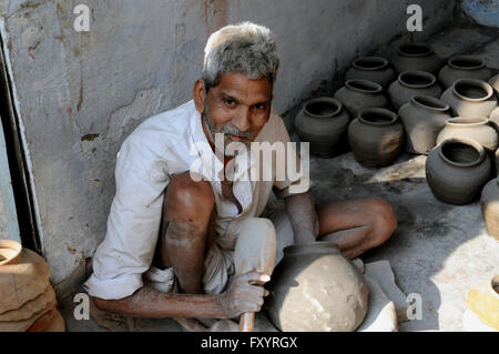 Un potier travaille dans la rue marché à Udiapur, Rajasthan, Inde du Nord. Banque D'Images