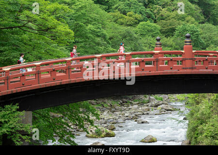 Geisha trois habillés des femmes par le Pont Rouge, Nikko, Japon. Banque D'Images