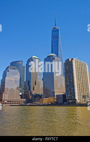 NEW YORK, USA - 25 avril 2015 : La vue de traversier sur le World Financial Center ou Brookfield Place de Manhattan, New York, USA. La rivière Hudson. Les touristes à proximité Banque D'Images