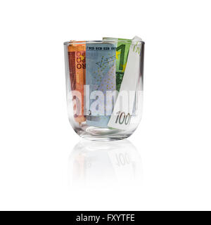 Alors que l'introduction des billets en verre sur fond blanc. Concept financier. Banque D'Images